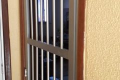 Portao-em-aluminio-para-porta-de-apartamento-576x1024